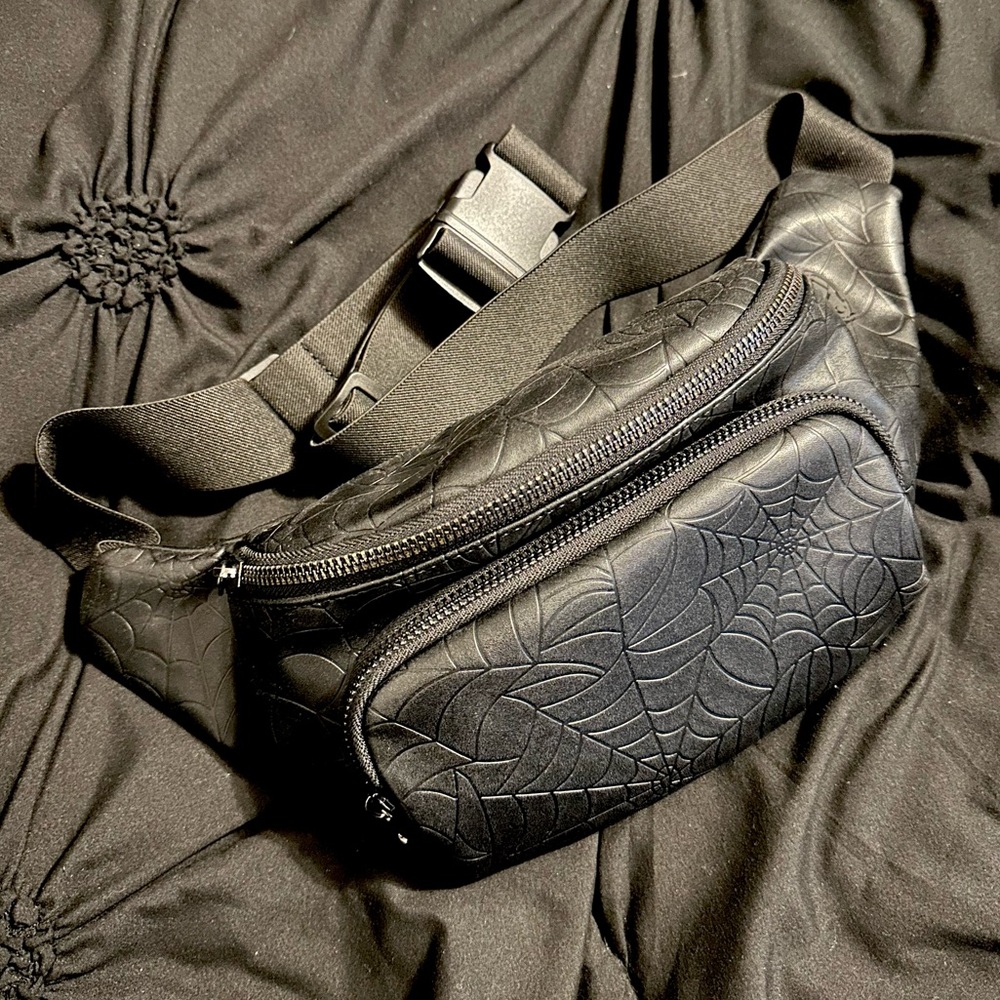 Backstitch Bruja Fanny pack